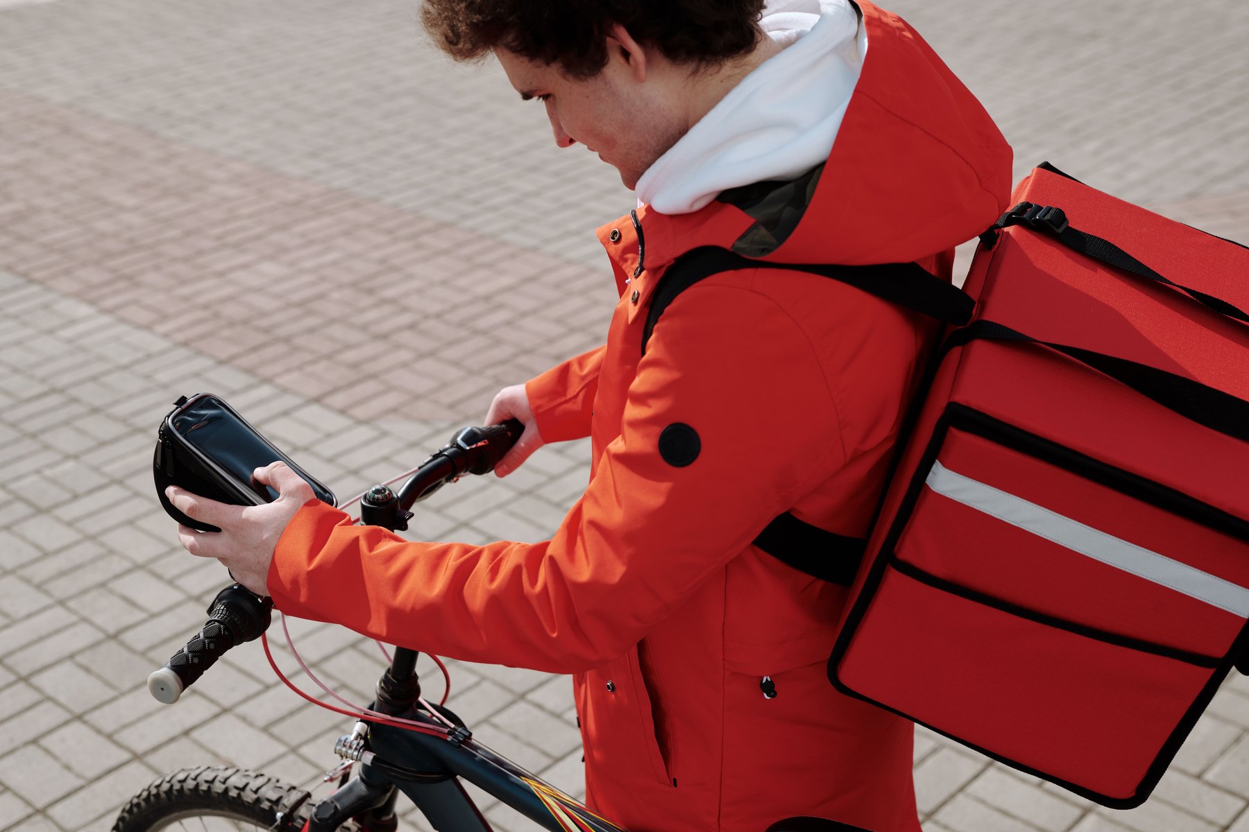 Rider reale con borsa termica e smartphone per consegne